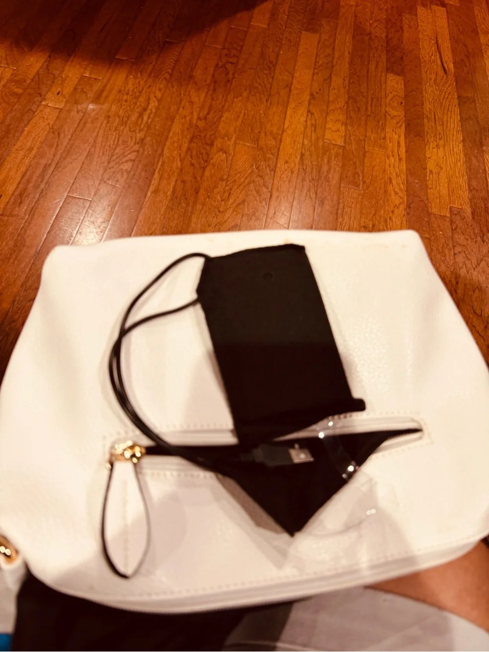 Imoshion White Crossbody Bag with Charger